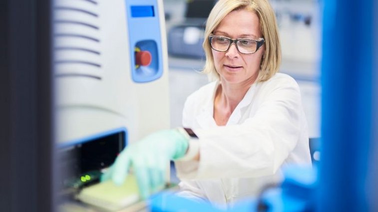 Akustisches Dispensiergerät ermöglicht nanoliter-genaue Probenvorbereitung.