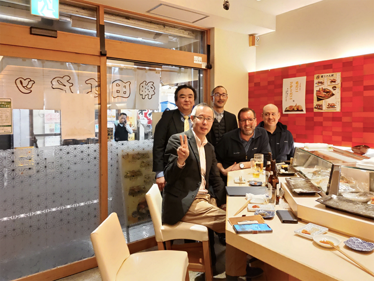 The love of food unites: eating sushi in Japan (From left to right: Masanori Terasawa, Yoshikazu Ito, Yukiya Ito, Carsten Ruth, Christian Ehret) The love of food unites: eating sushi in Japan (From left to right: Masanori Terasawa, Yoshikazu Ito, Yukiya Ito, Carsten Ruth, Christian Ehret)