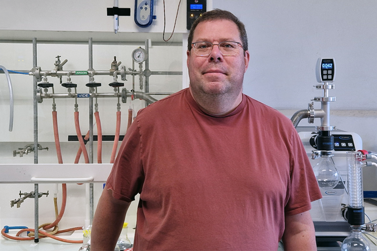 Erfinder der Schlenk Line D.I.V.A.®, Frédéric Legros, mit Vakuumpumpe VACUU·PURE® 10C