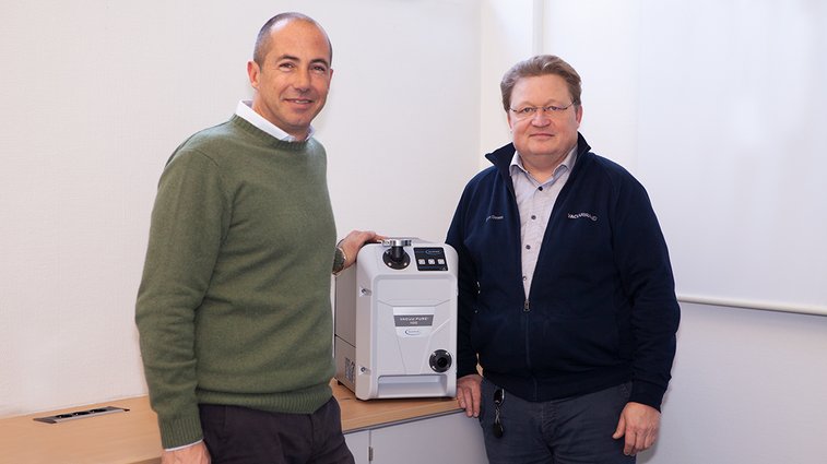 Deltek and VACUUBRAND as partners for high-quality vacuum products (from left to right: Dr. Francesco de Luca di Roseto, Björn Dewes) Deltek and VACUUBRAND as partners for high-quality vacuum products (from left to right: Dr. Francesco de Luca di Roseto, Björn Dewes)