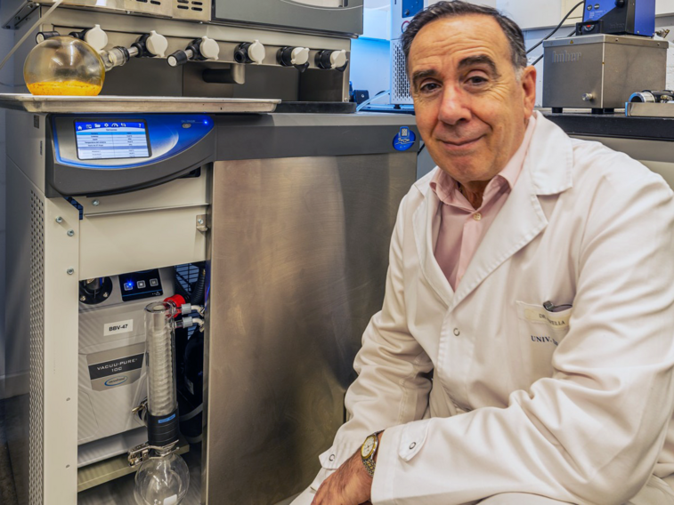 Dr. José Luis Novella with the VACUU·PURE® screw pump on the freeze dryer