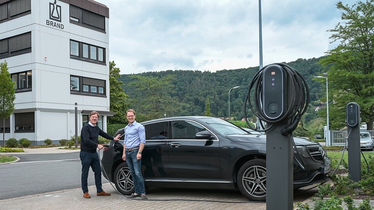 E-charging points of the Brand Group for climate-friendly mobility; Managing partners Dr. Christoph Schöler and Dr. Constantin Schöler (from left to right) E-charging points of the Brand Group for climate-friendly mobility; Managing partners Dr. Christoph Schöler and Dr. Constantin Schöler (from left to right)