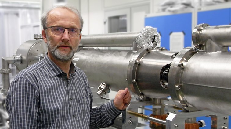 Michael Freitag at prepared assemblies of the electron linear accelerator ELBE of the Helmholtz-Zentrum Dresden-Rossendorf Michael Freitag at prepared assemblies of the electron linear accelerator ELBE of the Helmholtz-Zentrum Dresden-Rossendorf